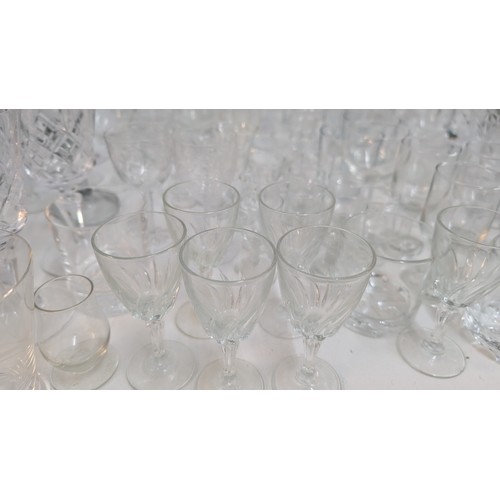 1426 - .A Large Selection of Vintage Glassware