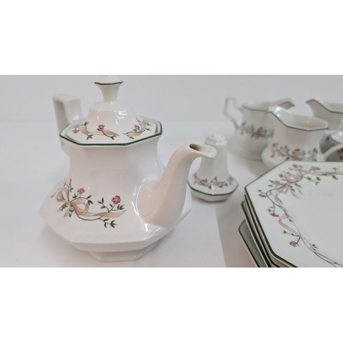 1424 - .A Collection of Eternal Beau China inc. 1 x Teapot, 4 x Dinner Plates, 6 x Cups, 4 x Sugar Bowls, 4... 