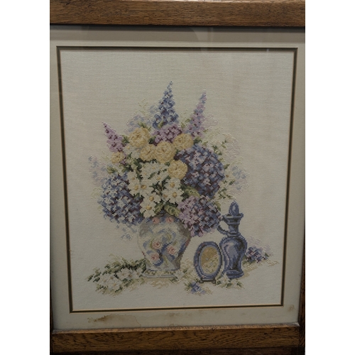 1190 - .Tilt Top Table / Fire Screen With Floral Needlepoint Design With Covering Glass