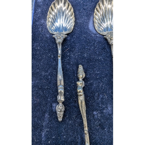 26 - A cased set of 6 Victorian Condiment Spoons