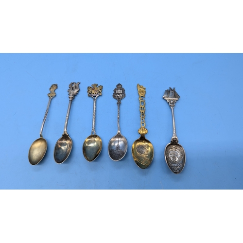 32 - An Assortment of Hallmarked Silver Collectors Spoons, Queen Victoria, Edward VII etc (95 gms)