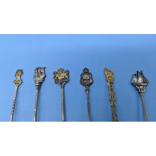 32 - An Assortment of Hallmarked Silver Collectors Spoons, Queen Victoria, Edward VII etc (95 gms)