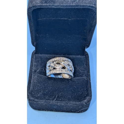 603 - A 3ct Diamond and 9ct Gold Ring Size P 4.5 gms