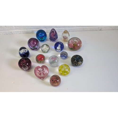 864 - A Selection of 16 x Vintage Glass Paperweights inc. Murano etc.