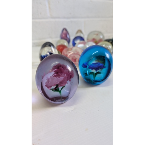 864 - A Selection of 16 x Vintage Glass Paperweights inc. Murano etc.