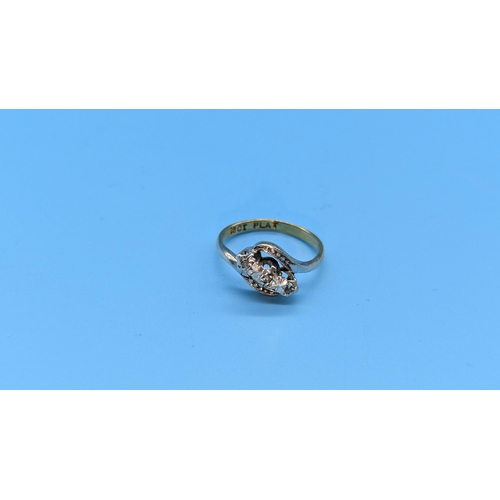 661 - An 18ct Gold And Diamond Ring With Platinum Setting - 1.8gms - Size H