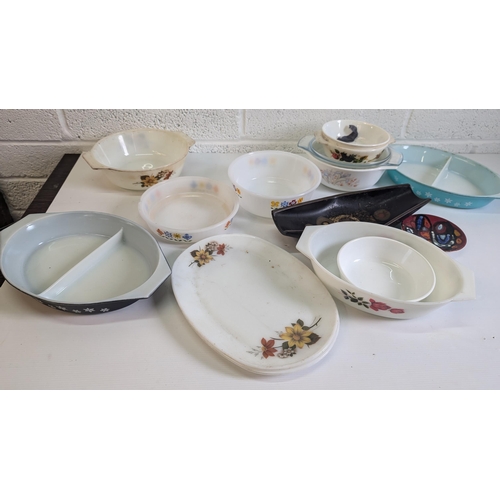 1184 - A Quantity of Pyrex and Other Dishes