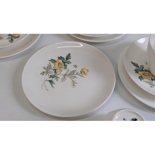 920 - A Vintage Wedgewood Golden Glory Tea Service inc. 8 x Cups, 8 x Saucers, 8 x Cake Plates,2 x Cake Se... 