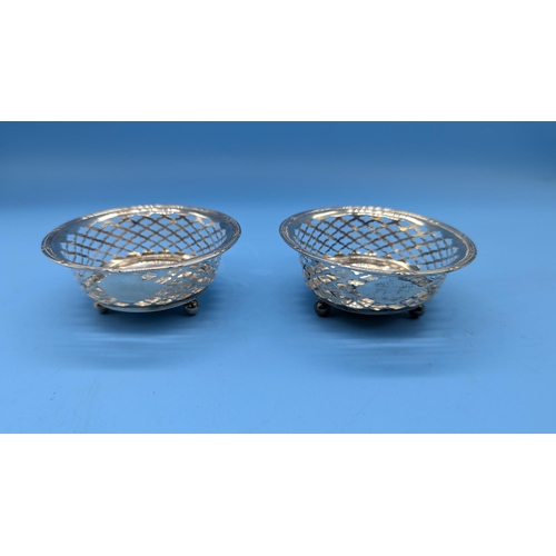 88 - A Pair Of Pierced Filigree Silver Bon Bon Dishes With Black Cartouche - Chester 1919 - James Deakin ... 