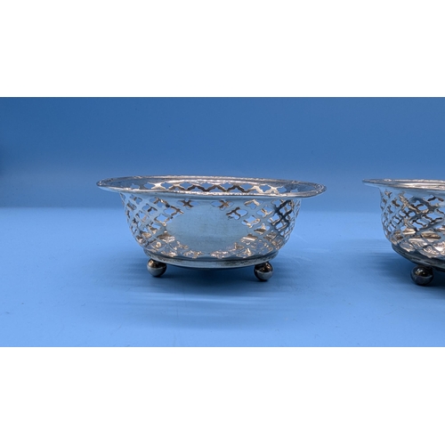 88 - A Pair Of Pierced Filigree Silver Bon Bon Dishes With Black Cartouche - Chester 1919 - James Deakin ... 