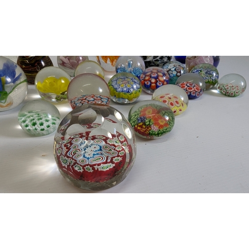 863 - A Collection of 24 x Vintage Glass Paperweights inc. Millefori, Murano etc.