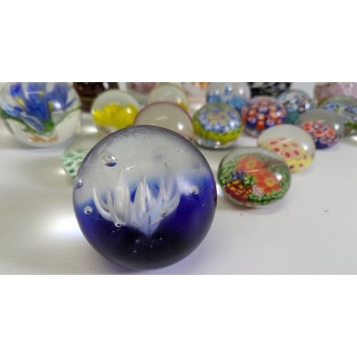 863 - A Collection of 24 x Vintage Glass Paperweights inc. Millefori, Murano etc.