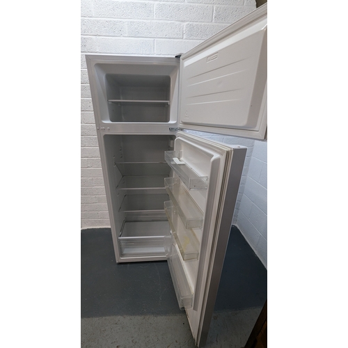 927 - Zanussi Fridge Freezer - Lower Fridge With Small Freezer In Need Of A Clean - 160 x 55 x 55cm