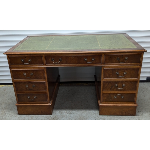 992 - Green Leather Topped Inlaid Pedestal Desk With 9 Drawers And 2 Keys - 77 x 136 x 76cm