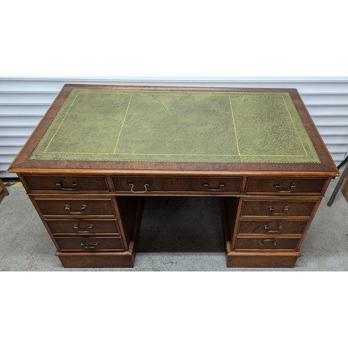 992 - Green Leather Topped Inlaid Pedestal Desk With 9 Drawers And 2 Keys - 77 x 136 x 76cm