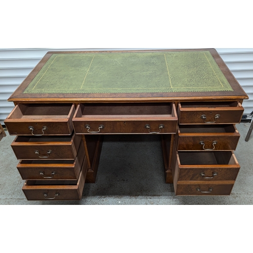 992 - Green Leather Topped Inlaid Pedestal Desk With 9 Drawers And 2 Keys - 77 x 136 x 76cm