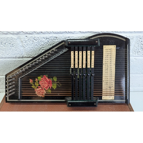 1191 - Rosen Autoharp In Leather Case With Music Books - 6 Chords & 25 Strings -