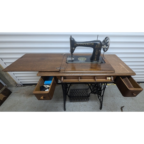 1384 - Singer Sewing Machine Table With Sewing Machine