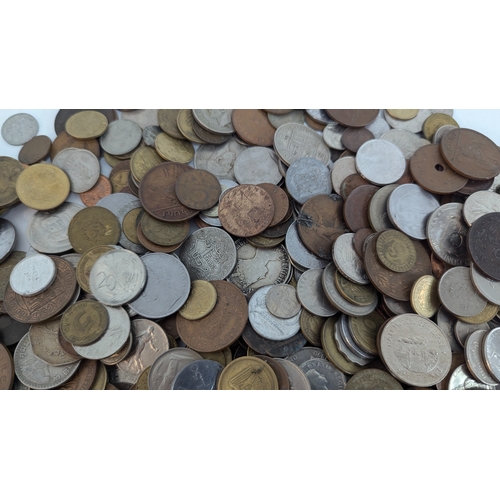 266B - A Large Quantity Of Worldwide Coins - Some Silver