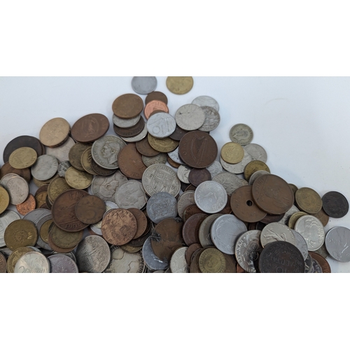 266B - A Large Quantity Of Worldwide Coins - Some Silver