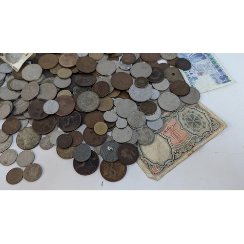 272B - A Quantity Of Worldwide Coins And Banknotes