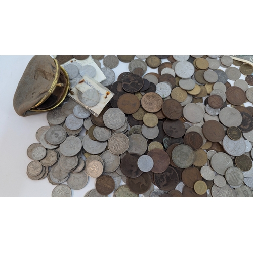 272B - A Quantity Of Worldwide Coins And Banknotes