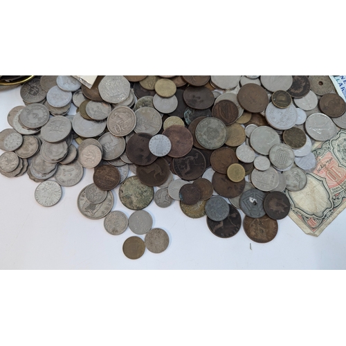 272B - A Quantity Of Worldwide Coins And Banknotes