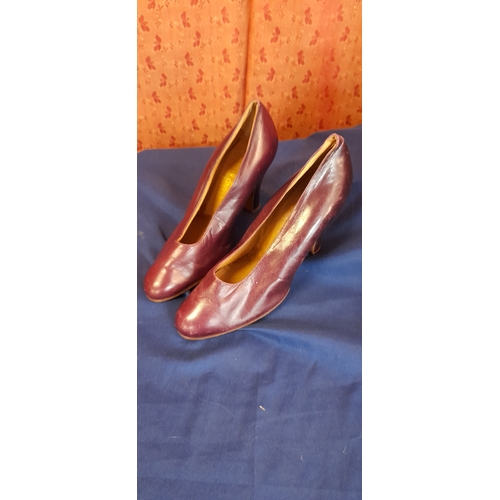 2367 - 1930's & 1950's Pairs of Vintage Ladies Court Heels x 3 plus 2 Pairs of Vintage Gloves.