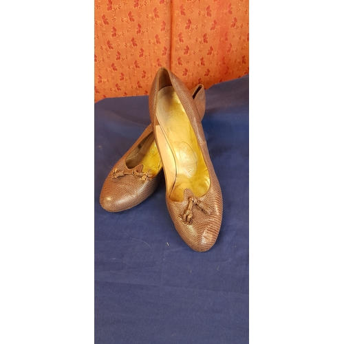 2367 - 1930's & 1950's Pairs of Vintage Ladies Court Heels x 3 plus 2 Pairs of Vintage Gloves.