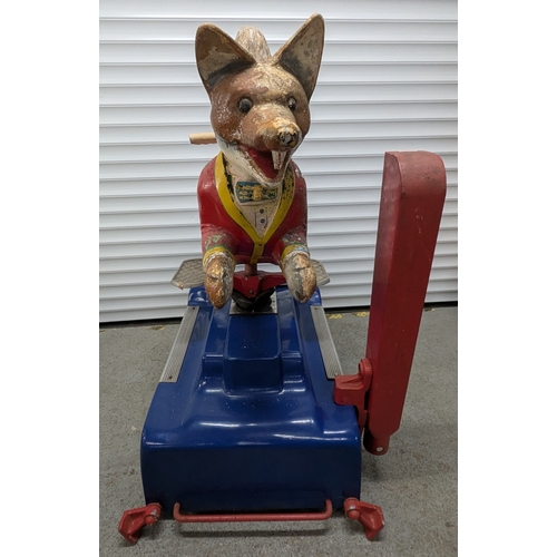 1005 - Basil Brush Coin Ride (Not Tested) - Original Paint And Unrestored - Basil Standing 135 x 100 x 68cm