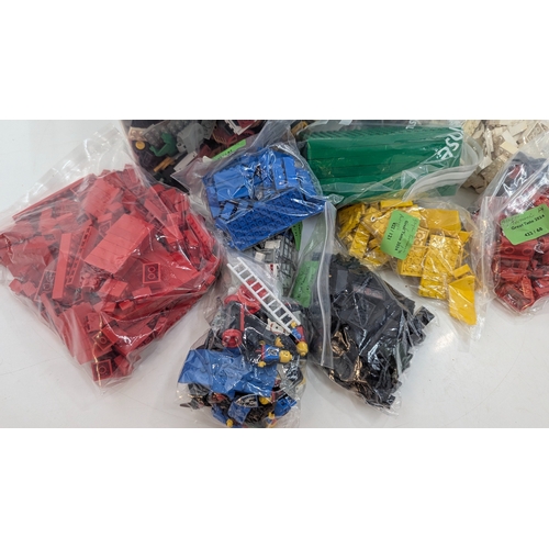 1747 - A Large Crate Of Lego And Lego Figures