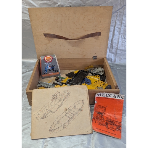 1706 - A Box Of Meccano With Aircraft Carrier And Other Instructions