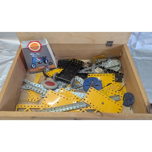 1706 - A Box Of Meccano With Aircraft Carrier And Other Instructions