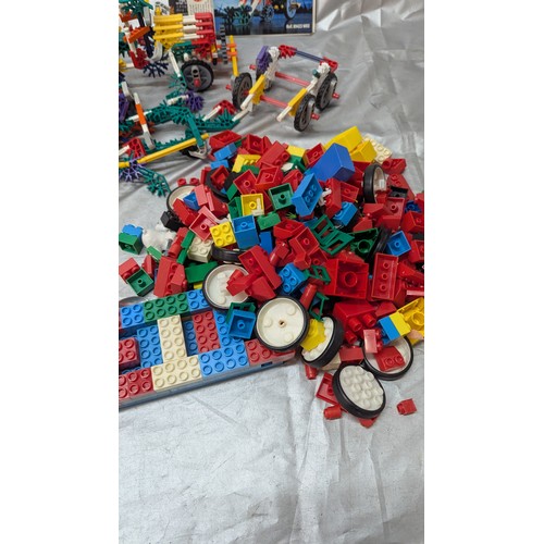 1726 - Lego KNEX And Lego Style Building Blocks