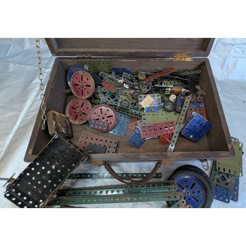 1723 - Selection Of Vintage Meccano In Wooden Carry Case