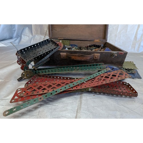 1723 - Selection Of Vintage Meccano In Wooden Carry Case