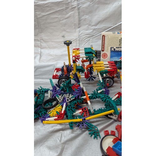 1726 - Lego KNEX And Lego Style Building Blocks