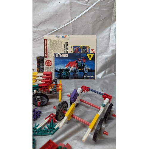 1726 - Lego KNEX And Lego Style Building Blocks