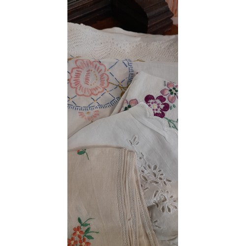 2357B - A Quantity of Vintage Linen and Lace