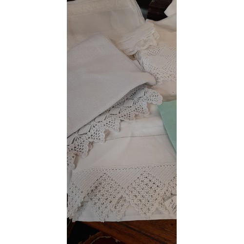 2357C - A Quantity of Vintage Linen and Lace