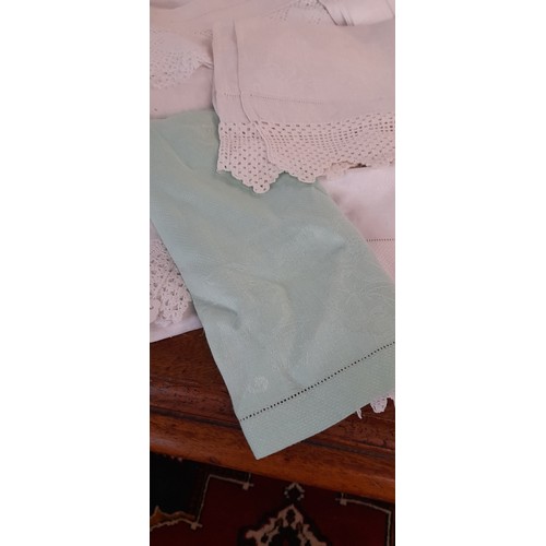 2357C - A Quantity of Vintage Linen and Lace