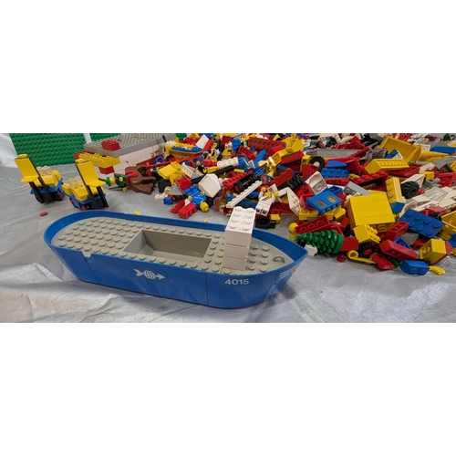 1708 - Vintage Lego Including Freighter 4015 (Hull) - Approximately 3kg Total