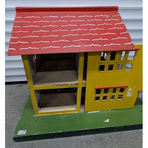 1586 - Vintage Dolls House With Sliding Front - 56 x 81 x 51cm