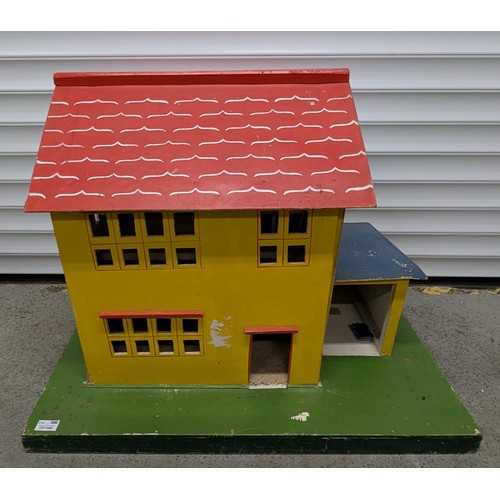 1586 - Vintage Dolls House With Sliding Front - 56 x 81 x 51cm