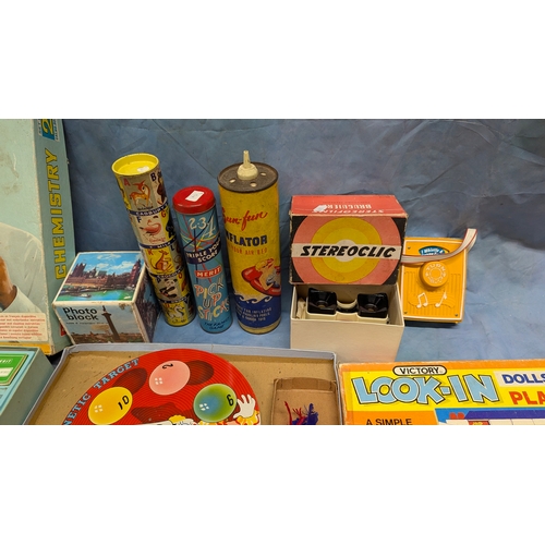 1595 - An assortment of vintage toys