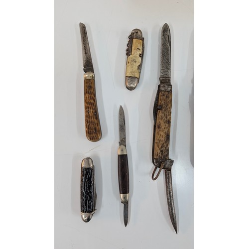 11 - 18 x Assorted Vintage Pocket Knives and Clasp Knives plus Box
