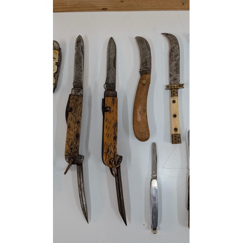 11 - 18 x Assorted Vintage Pocket Knives and Clasp Knives plus Box