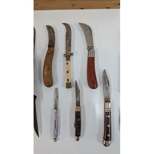 11 - 18 x Assorted Vintage Pocket Knives and Clasp Knives plus Box