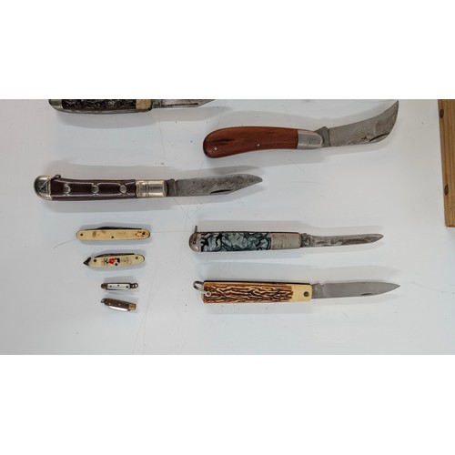 11 - 18 x Assorted Vintage Pocket Knives and Clasp Knives plus Box
