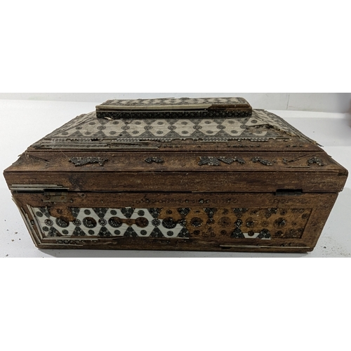 105 - Group of Antique & Early 20th Century Wooden Boxes & Cases

A mixed group of antique and early 20th ... 